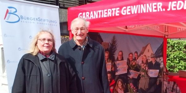 Carmen Lau und Dr. Michael Eckstein am Stand der BürgerStiftung Region Ahrensburg