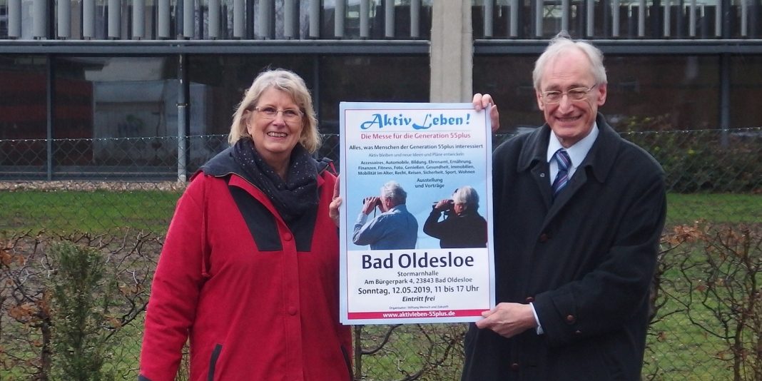 Hildegard Pontow und Dr. Michael Eckstein mit dem Messe-Plakat vor der Stormarnhalle