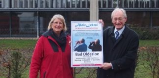 Hildegard Pontow und Dr. Michael Eckstein mit dem Messe-Plakat vor der Stormarnhalle