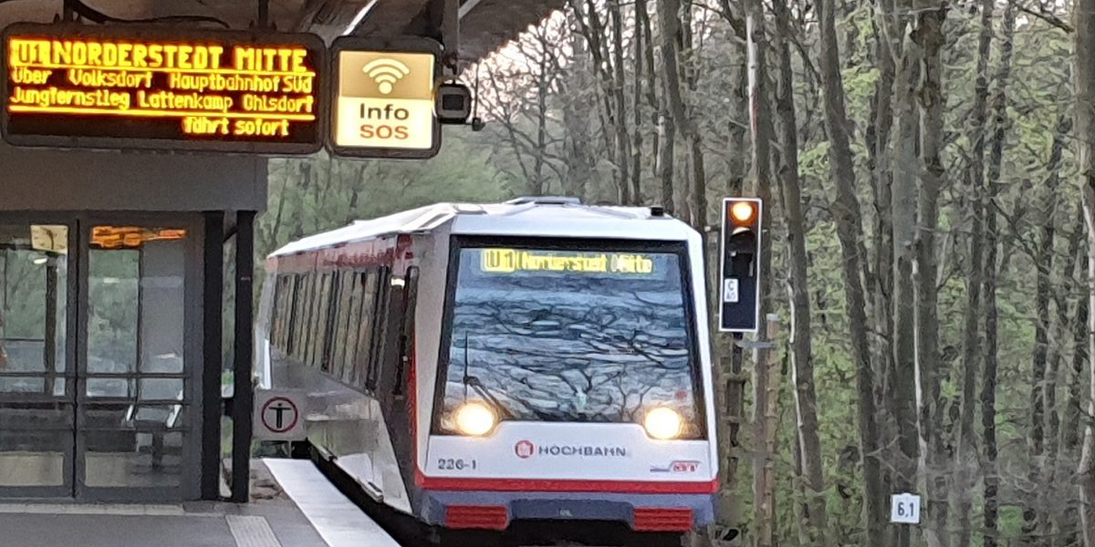 U-Bahn U1 auf dem Weg nach Hamburg